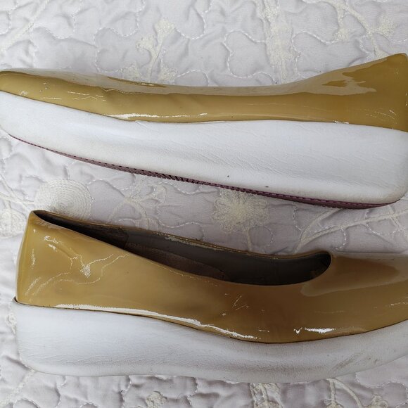 EUC EASY SPIRIT Esoroco Anti-Gravity Tan Patent Leather Wedge (9) - Picture 7 of 11